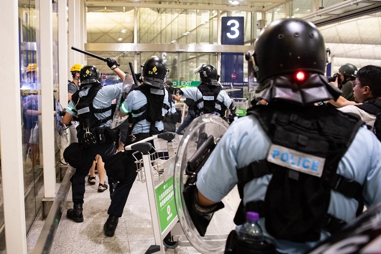 Kaos na aerodromu u Hong Kongu, policija se tuče s prosvjednicima